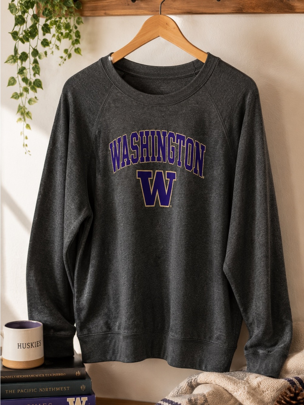University of Washington Crewneck Dark Grey Sweatshirt Women’s XL 💜💛